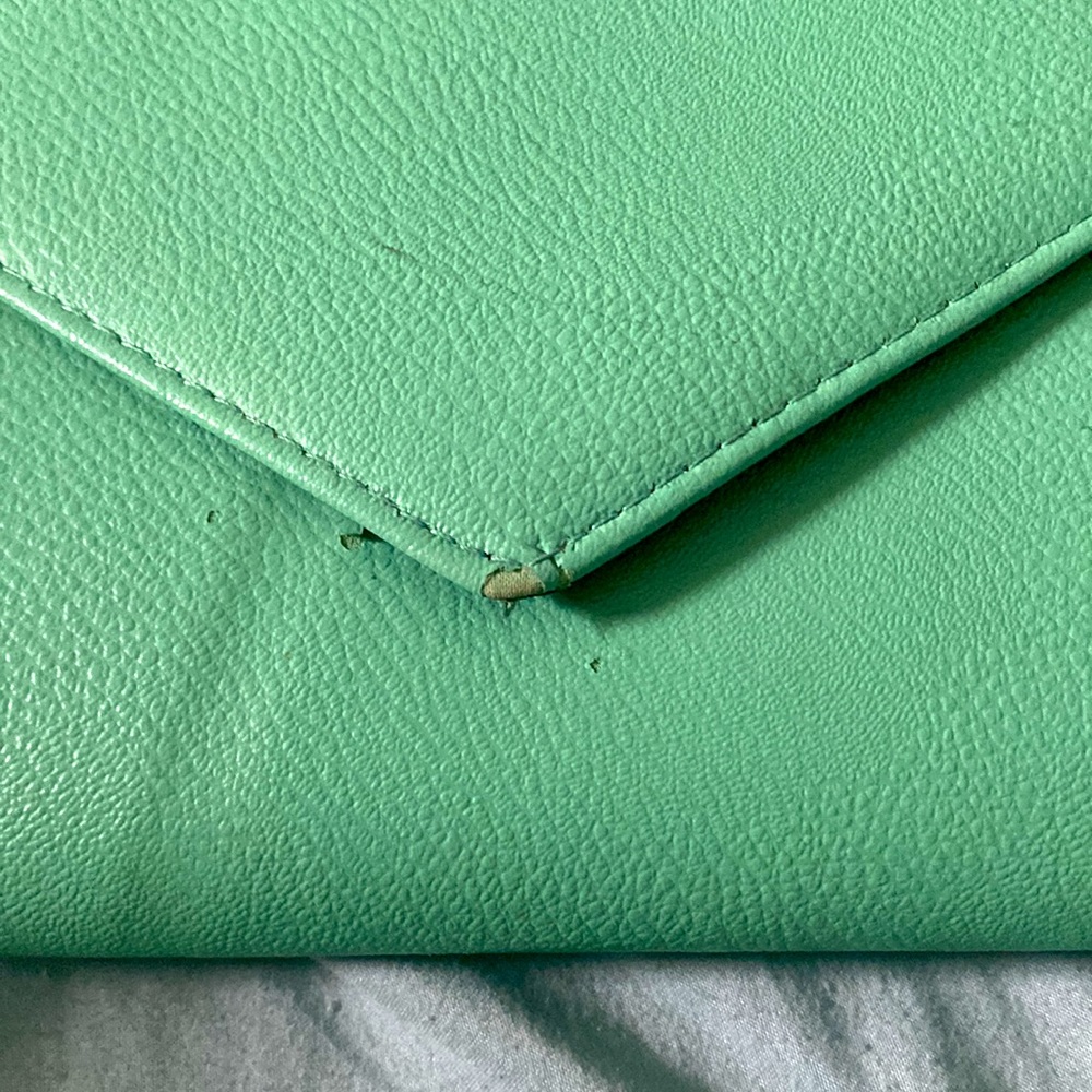 Turquoise crossbody bag with a removable strap not in perfect condition